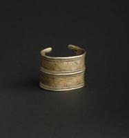 antikes antikes Armband auf schwarzem Hintergrund. mittelasiatischer Vintage-Schmuck foto