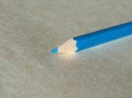 blauer Bleistift über Papier foto