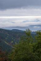 Herbstlandschaft mit bewölktem kaltem Wetter in den Karpaten foto