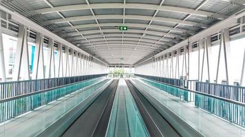 moderner Gehweg der Rolltreppe vorwärts und Rolltreppe rückwärts im internationalen Flughafen. Rolltreppe ist eine Einrichtung für den Unterstützungstransport