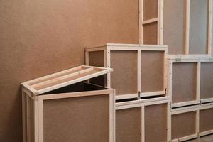 Holzsperrholzkisten für Transport und Lagerung. Kiste für den Heimgebrauch foto