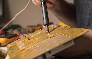 Techniker elektronisches Löten und Reparieren von Computerchips foto