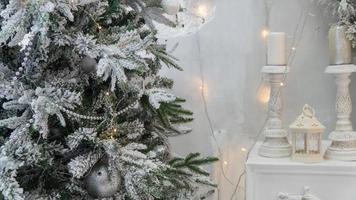 Zusammensetzung der Weihnachtsdekoration mit Tannenbaum und Girlanden. die funkelnden Lichter foto