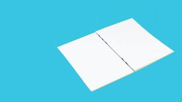 Mockup des geöffneten leeren Buches auf weißem Designpapierhintergrund.