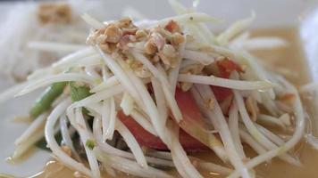 gesunde vegane mittagsschüssel. vitamine und mineralstoffe. das Gewichtsprogramm verloren. thailändisches bestes gericht menü .papata salat mit mais und tomaten .kochidee foto