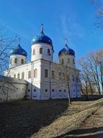 männliches kloster in welikij novgorod sehenswürdigkeiten. altes Gebäude. Architektur.blaue Kuppel foto