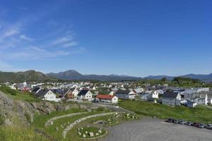 malerisches fischerdorf und hafen von bud, in der nähe von molde, norwegen foto