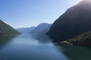 Kreuzfahrt im Geirangerfjord in Norwegen foto