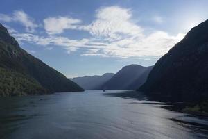 Kreuzfahrt im Geirangerfjord in Norwegen foto