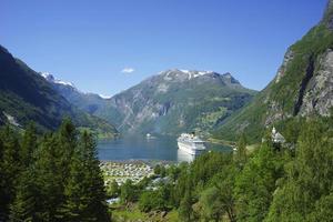 Kreuzfahrtschiff am Geirangerfjord in Norwegen foto