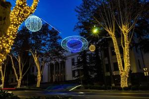 Weihnachts- und Neujahrsbeleuchtung in Tiflis, Georgien foto