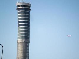 suvarnabhumi bangkok thailand31. oktober 2018 der flughafen suvarnabhumi hat den control tower the world'1 highrise tower 132,2 m und das drittgrößte passagierterminal der welt. auf bangkok thailand31 foto