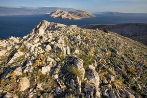 Blick auf das unbewohnte Otok Prvic von der Südspitze der Insel Krk in der Kvarner Bucht, Kroatien. foto