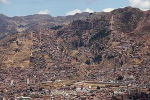 blick auf die stadt cusco und die umliegenden hügel. foto