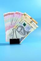 ukrainische Krivny-Banknoten in einem Schreibwarenordner auf blauem Hintergrund. isolieren. Lebensstil. Kopie. foto
