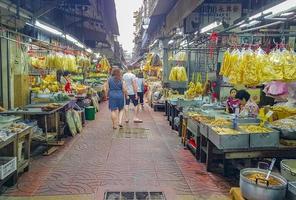 bunte china stadt alter markt einkaufen straßenessen bangkok thailand. foto