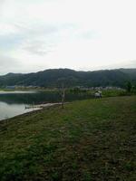 Landschaft mit Fluss und Bergen foto