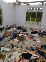Kleidung, die in dem durch das Erdbeben zerstörten Haus verstreut war foto