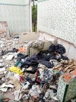 Kleidung, die in dem durch das Erdbeben zerstörten Haus verstreut war foto