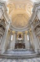 Heiliger katholischer Altar im Barockstil und Kuppel. Tageslicht - Italien foto