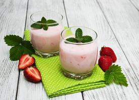 Joghurt mit frischen Erdbeeren foto