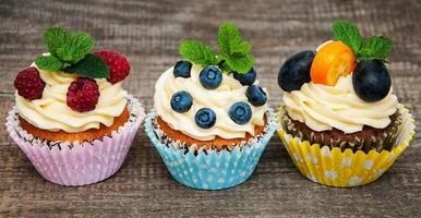 Cupcakes mit frischen Beeren foto