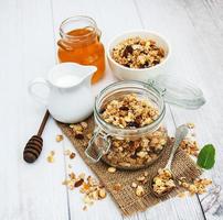 hausgemachtes Granola mit Blaubeeren foto