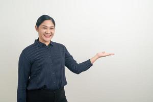 asiatische Frau mit Hand auf weißem Hintergrund foto