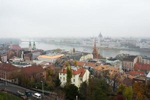 Panoramablick auf Budapest von der Fischerbastei. Fluss und Parlamentsgebäude. Ungarn foto