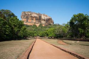 Sigiriya-Berg, der Löwenfelsen, vom Haupteingang aus foto