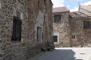 leere Straße in einem ländlichen Dorf. mit traditionellen Steinhäusern. soria, spanien foto