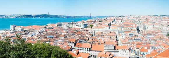 schöne luftaufnahme von lissabon und fluss an einem sonnigen tag. Brücke 25. April im Hintergrund. Portugal. foto