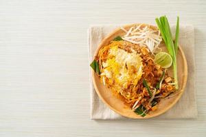 Pad thai - gebratene Nudeln nach thailändischer Art mit Ei verrühren foto