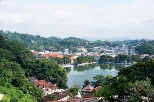 luftaufnahme von kandy, einer wunderschönen stadt in sri lanka mit gebäuden, einem see und vielen bäumen. foto