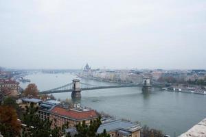 Panoramablick auf Budapest vom königlichen Palast mit Fluss, Brücke und Parlamentsgebäude. Ungarn foto