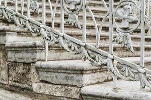 Schmiedeeisernes weißes Geländer an der Treppe aus Beton. foto