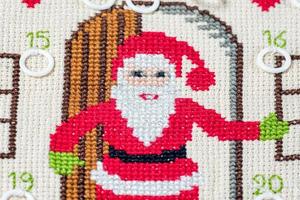 weihnachtsmuster handgefertigte gestrickte wollkleidung mit weihnachtsmann foto