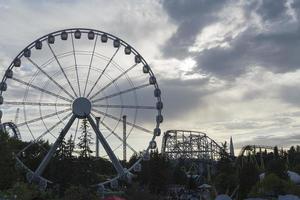 großes Riesenrad auf klaren, blauen Himmelshintergrund, Nahaufnahme foto