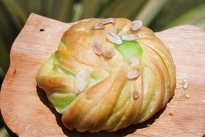 Srikaya-Kuchen ist ein traditionelles Essen aus Indonesien, es wird aus Klebreis mit Pandan-Kuchen zubereitet. foto