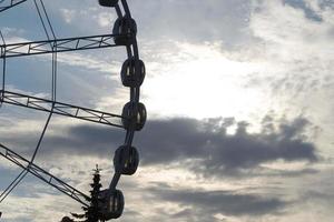 großes Riesenrad auf klaren, blauen Himmelshintergrund, Nahaufnahme foto