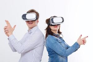 junger Mann und Frau in Freizeitkleidung in virtuellen Schutzbrillen, vr isoliert auf weißem Hintergrund. Technologie- und Innovationskonzept. Platz kopieren und verspotten. Schablone foto