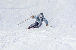 grandvalira, andorra . 14. dezember 2021 . junger skifahrer, der eine drehung in den bergen von andorra in grandvalira, andorra macht. foto