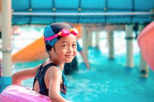 Kinder toben im Wasserpark. Es ist ein sonniger, perfekter Tag, um nass zu werden und hart zu spielen foto