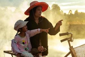 Mutter und Tochter auf dem Land bei Sonnenuntergang foto