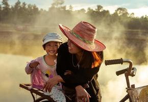 Mutter und Tochter auf dem Land bei Sonnenuntergang foto