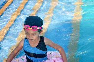 Kinder toben im Wasserpark. Es ist ein sonniger, perfekter Tag, um nass zu werden und hart zu spielen. foto