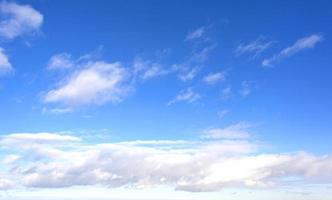 blauer Himmel mit Wolken foto