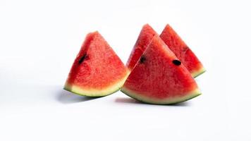 in Scheiben geschnittene reife Wassermelone isolieren auf dem weißen Hintergrund. foto