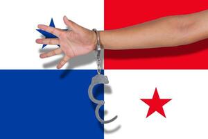 Handschellen mit Hand auf Panama-Flagge foto