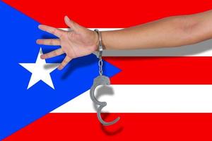 handschellen mit hand auf puerto-rico-flagge foto